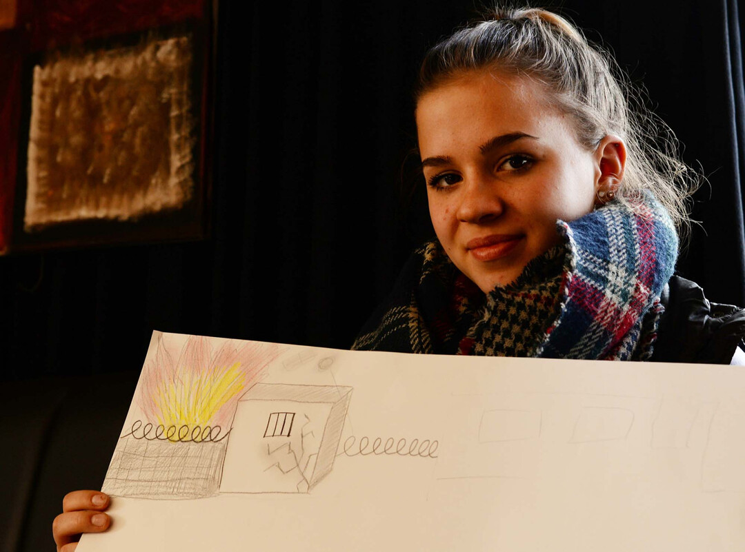 Dajana (16) ist noch nicht ganz fertig mit ihrem Bild. Sie war zu betroffen von der Thematik.