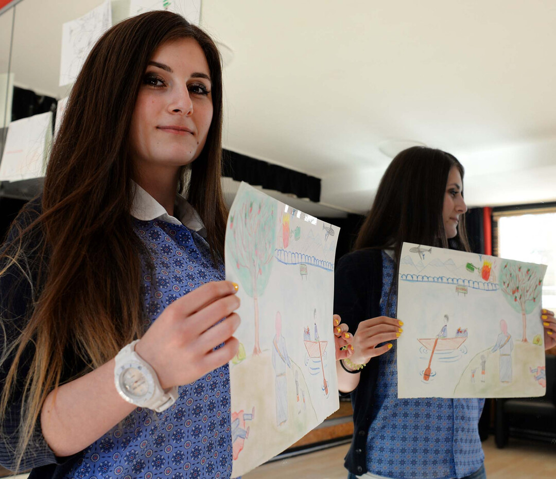 Emilia (18)  hat "Eine neue Idylle für Flüchtlinge" gemalt und hofft, dass es den Menschen in Deutschland besser geht.
