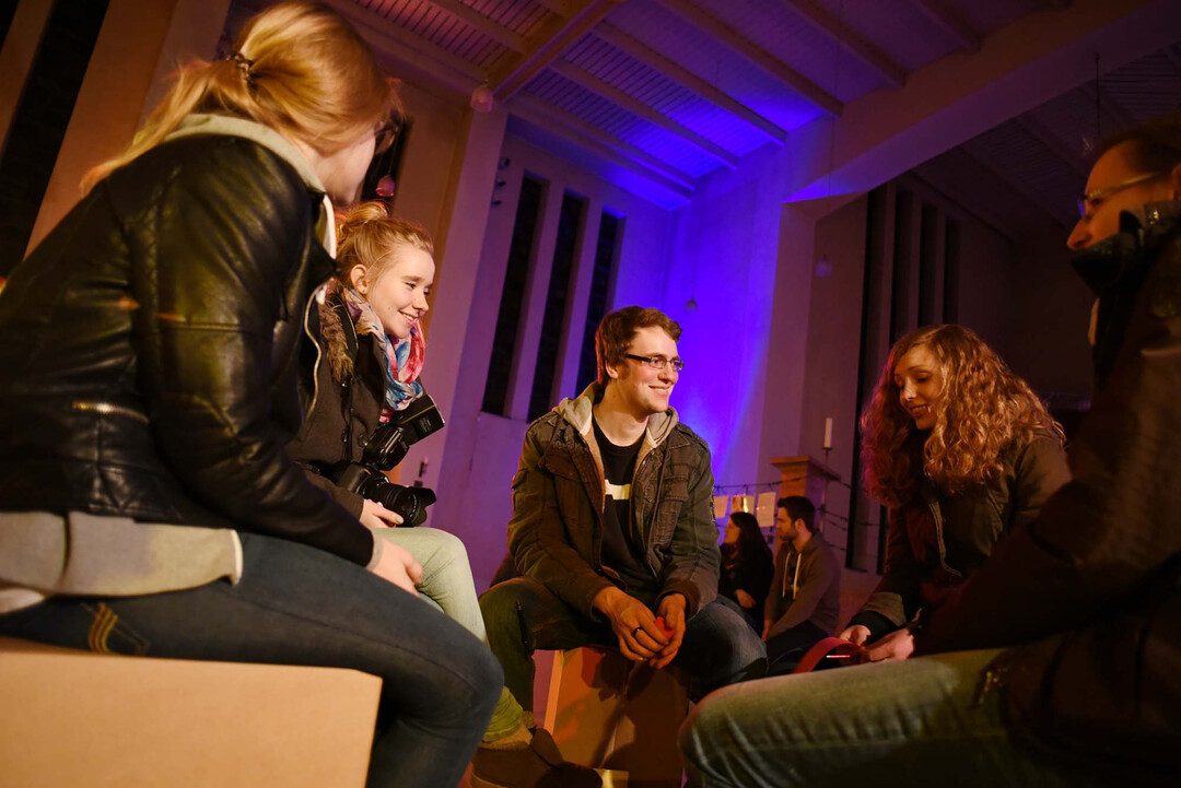 In der bunt illuminierten Kirche wurde angeregt diskutiert.