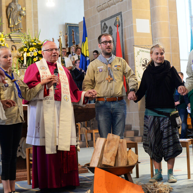 Jugend feiert Libori mit Pontifikalamt, Laola-Welle und Abendrunde