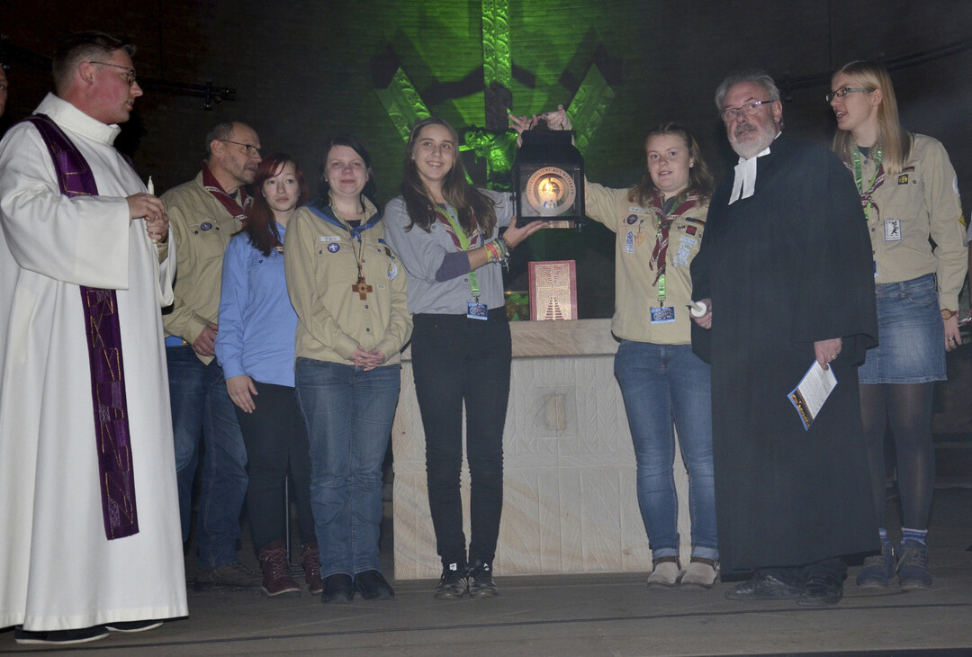 Vikar Tobias Hasselmeyer (links) und Landesjugendpfarrer Udo Bußmann (rechts) nahmen in Dortmund das Friedenslicht aus Betlehem in Empfang und verteilten es weiter.