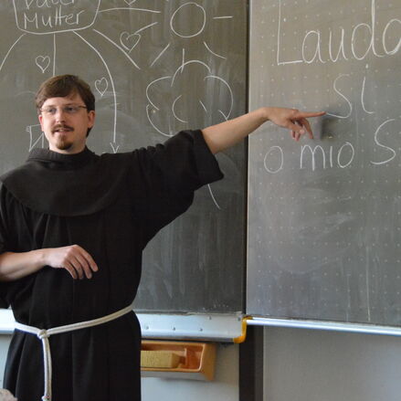Ein Mönch geht zur Gesamtschule