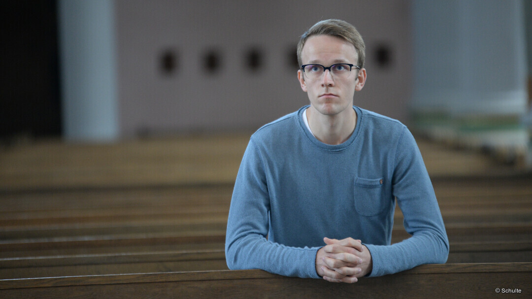 Erik Dünschede kniet und betet. 