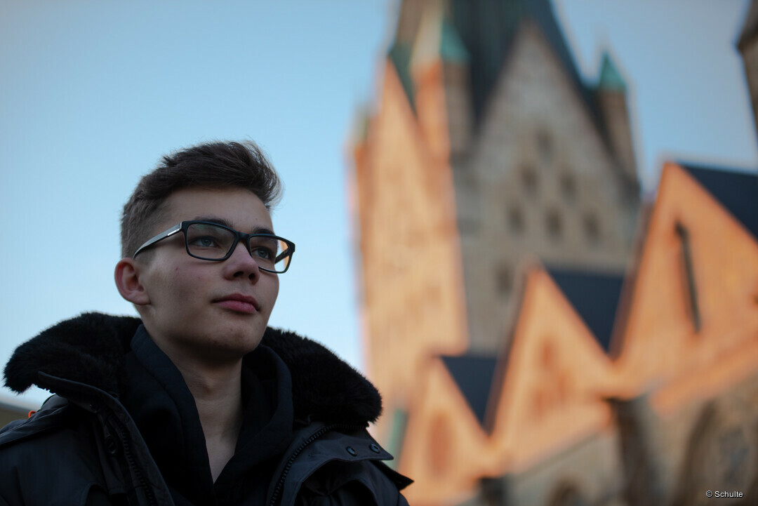 Moritz Lütke Westhues vor dem Paderborner Dom. 