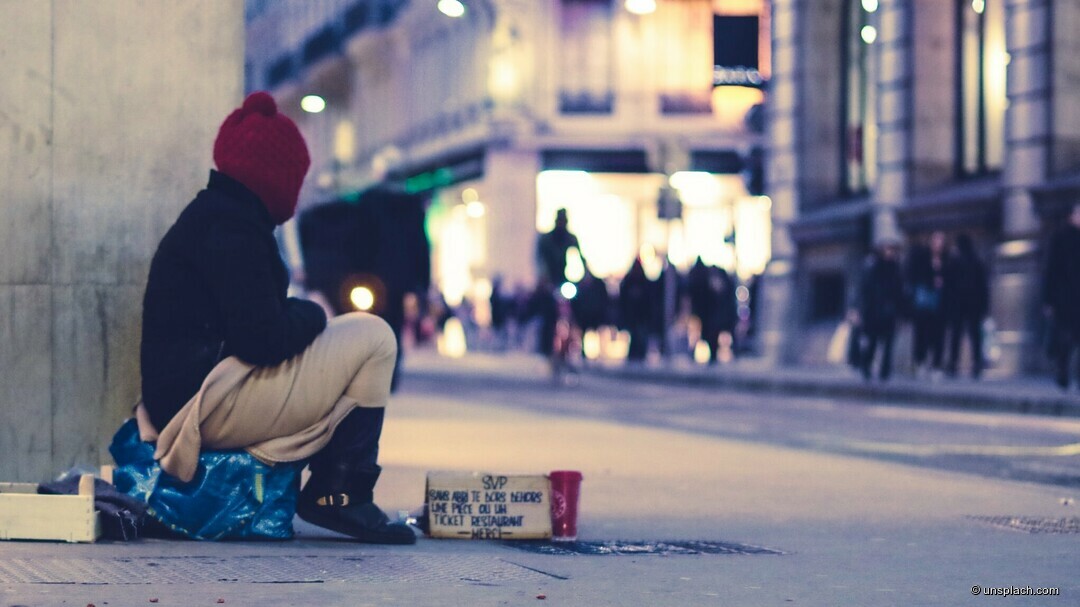 Obdachlose Person auf der Straße