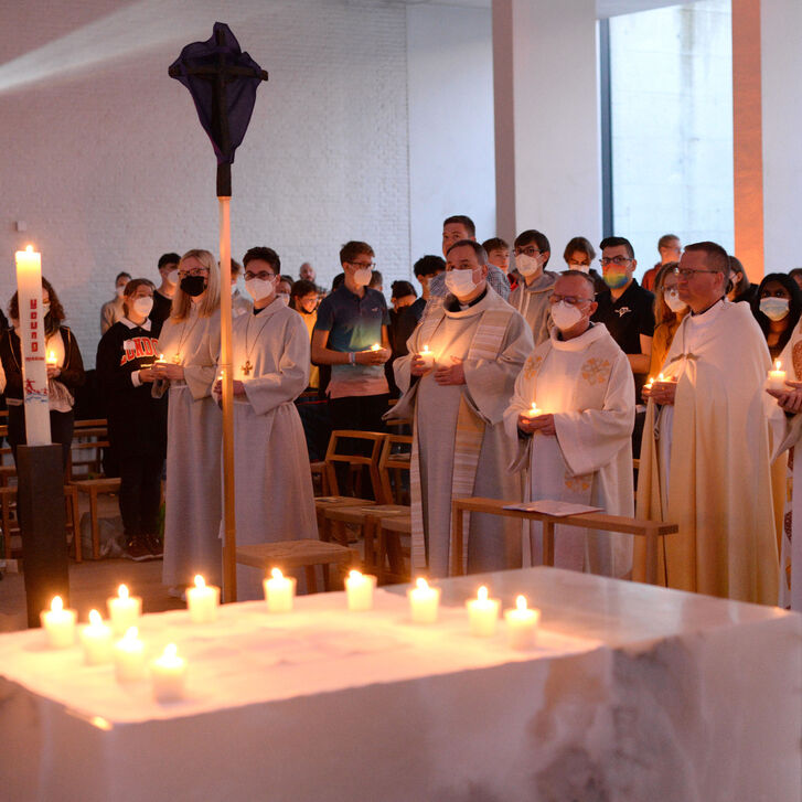 YOUNG MISSION-Weekend