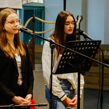 „Young hearts, let´s stand together“