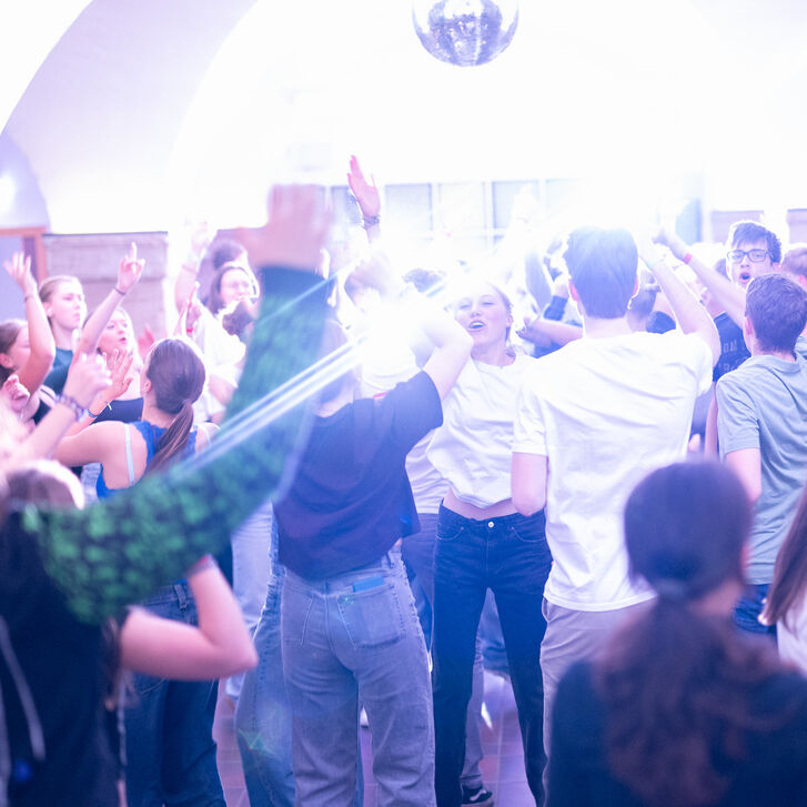 YOUNG MISSION-Weekend