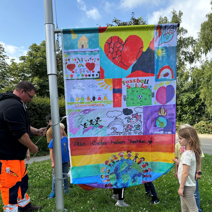 KJKHaus hisst Flagge für Kinderrechte