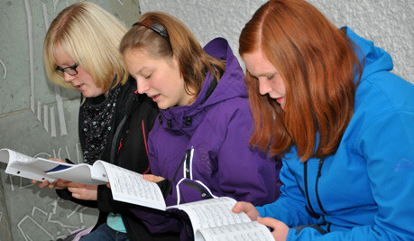 Carolin Otte, Lisa Bauernschmitt und Nadine Ziegert während der Vesper.