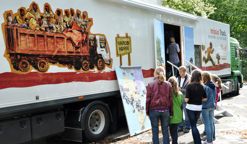 20 Meter lang und zwölf Tonnen schwer ist der Flucht-Truck.