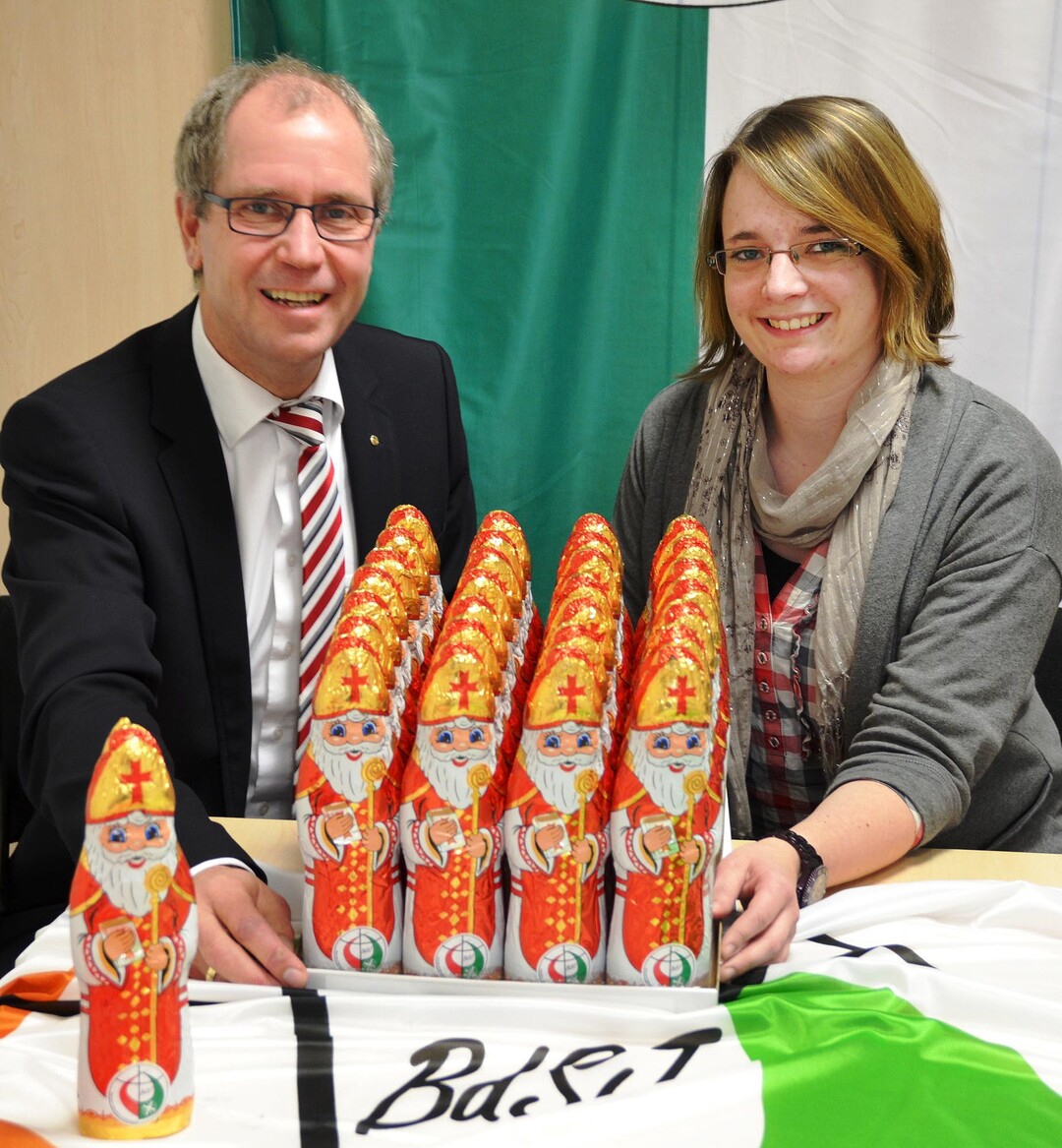 Landrat Manfred Müller freute sich über die Nikoläuse von Theresa Bartz vom BdSJ.