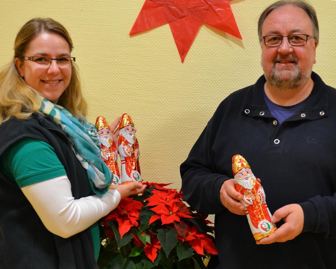 Susanne Jannewers überreichte die Nikoläuse im Kinderheim.