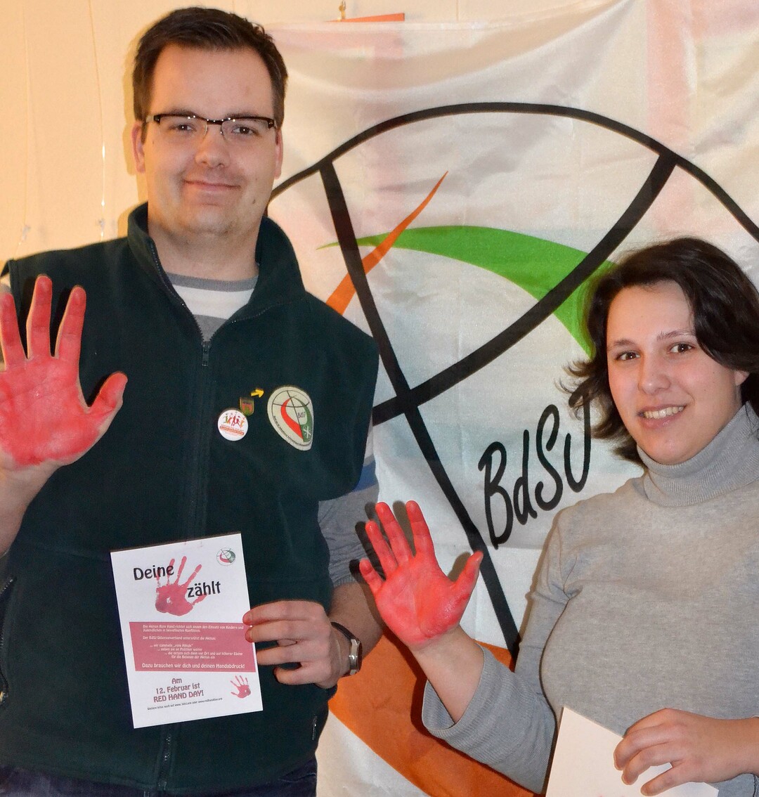 Hendrik Hillebrand und Annika Manegold rufen zur Teilnahme am Red-Hand-Day auf.